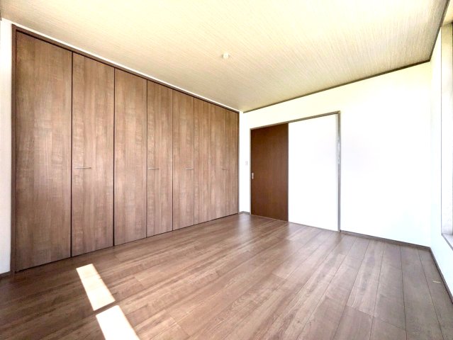 2階洋室は約6帖!和室から洋室へとリフォームいたしました♪
