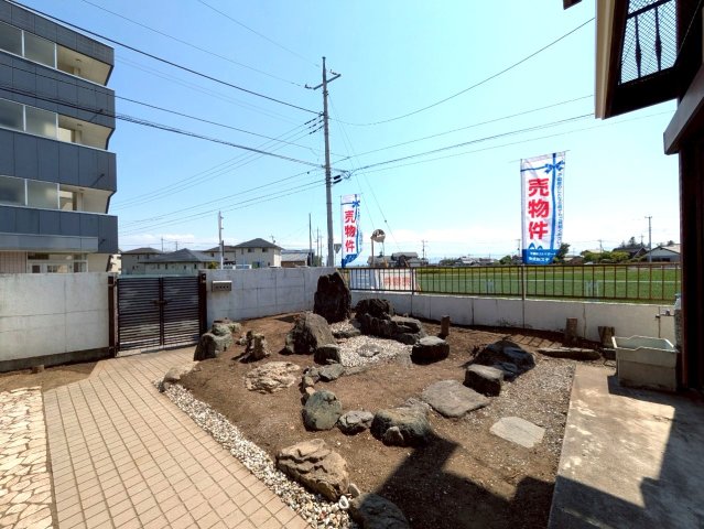 お庭はガーデニングにも◎
