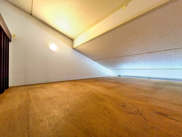 屋根裏収納付き！