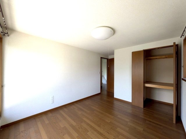 南向きのお部屋はバルコニーへ行き来できます♪