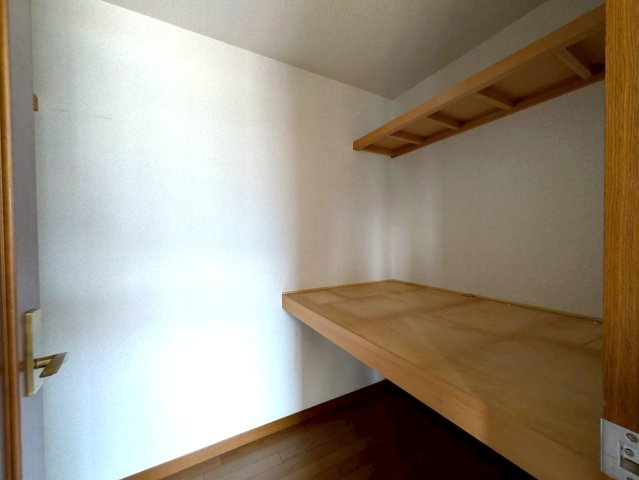 ウォークインクローゼットは荷物も衣服もたっぷり収納できます♪