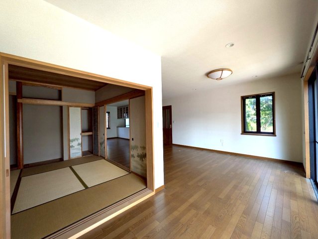 大きめの窓から日の光が差し込みます♪