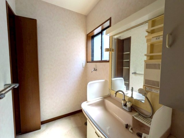 洗面所にはちょっとした収納付き！