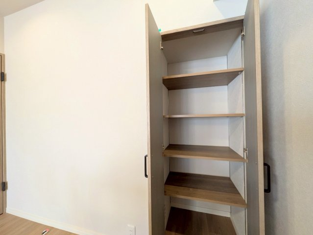 リビングにも棚付きの収納があるので、掃除道具などもスッキリ収納できます!
