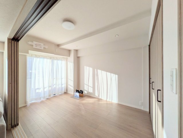 掃き出し窓から柔らかな光が差し込みます♪