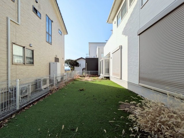 お庭は人工芝が敷かれています♪