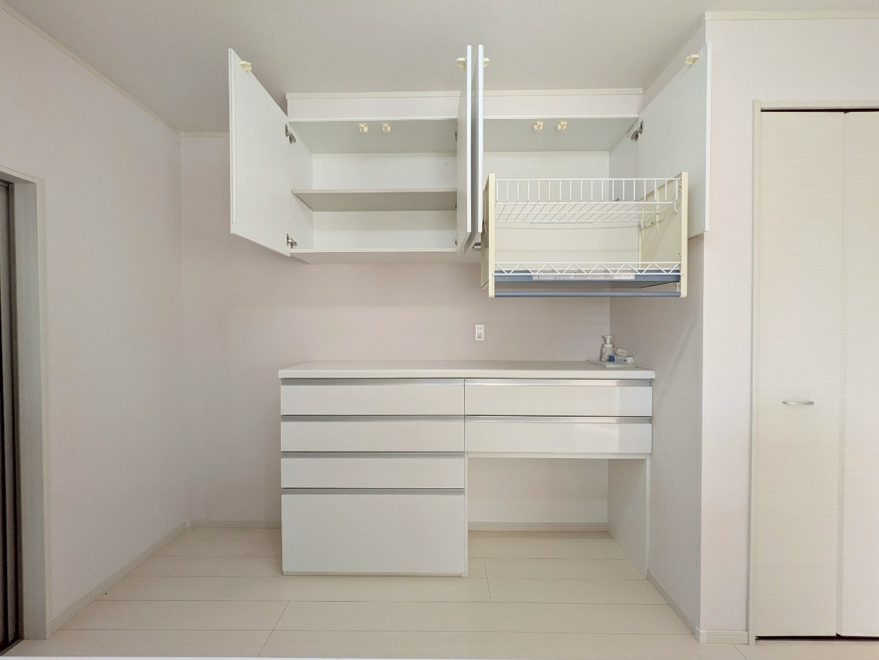 カップボードには昇降機がついております！