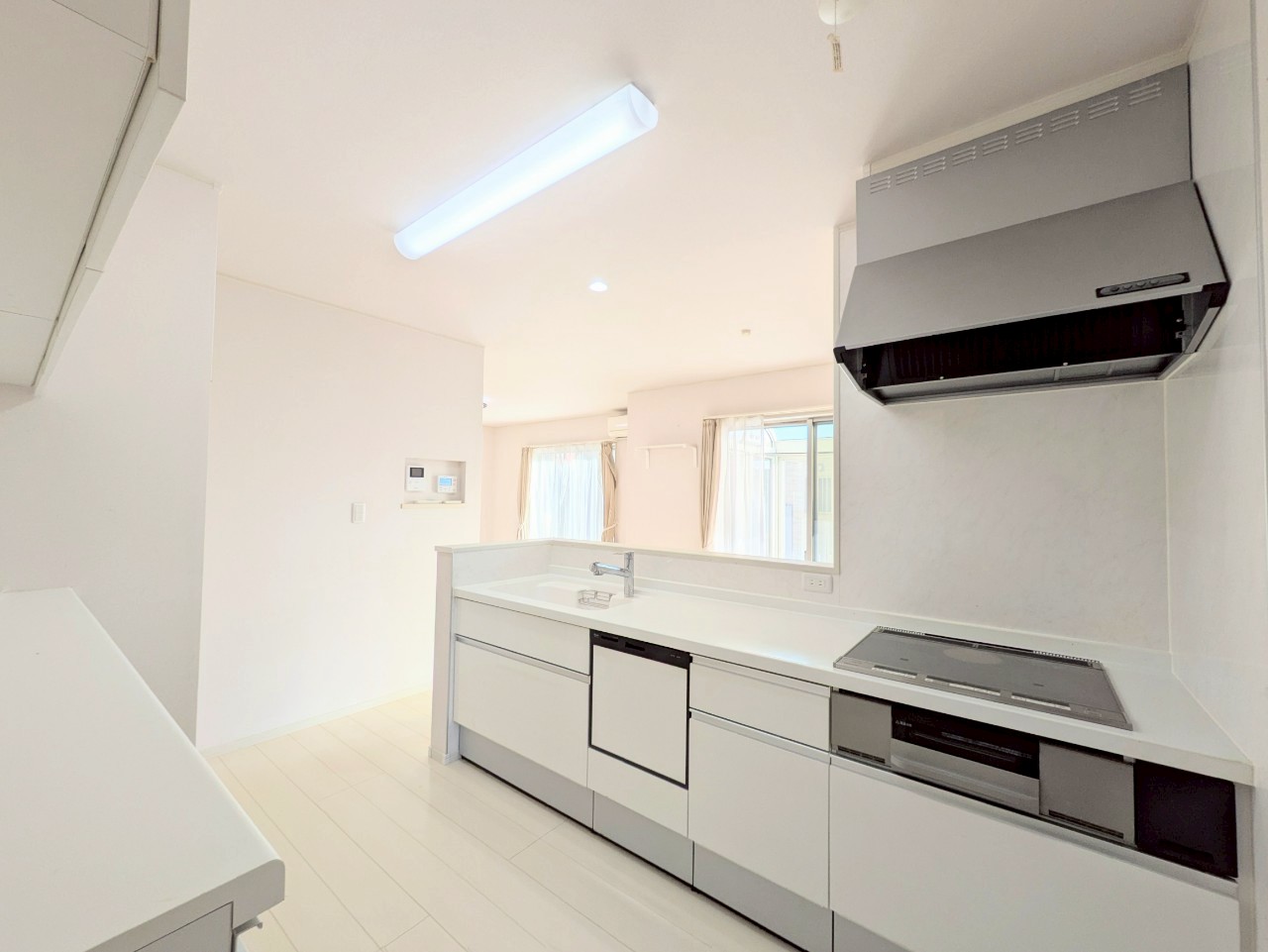 キッチンは対面式なので、リビングの様子を見ながらお料理できます♪