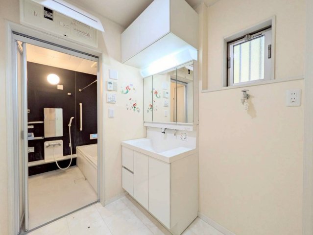 洗面台の三面鏡の裏は収納になっております！