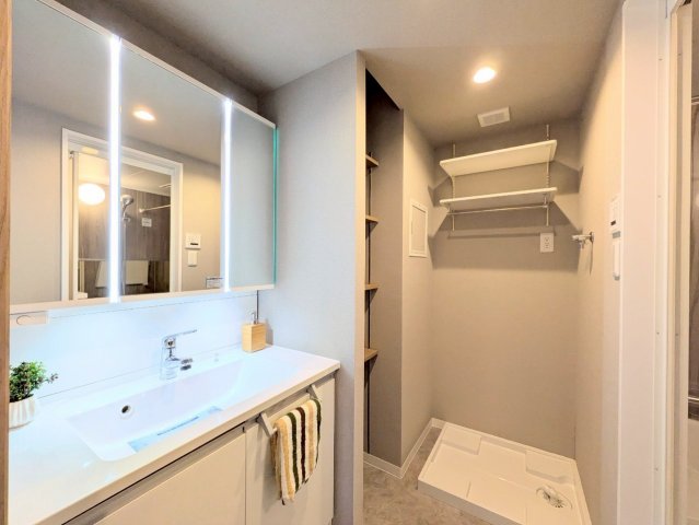 洗面台の三面鏡の裏は収納になっております!