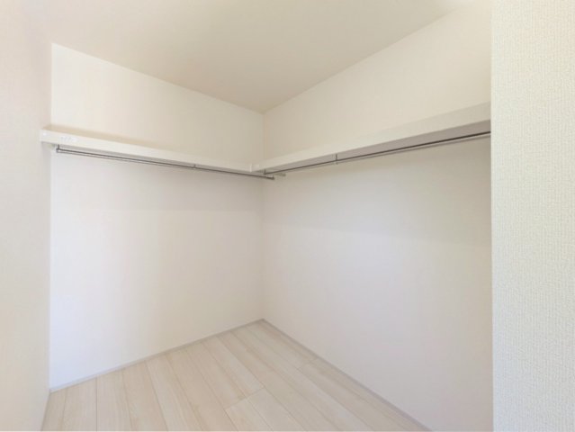 ウォークインクローゼット付き！衣服も荷物もたっぷり収納できます♪