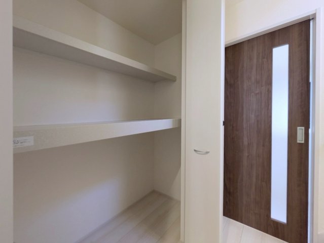 １階廊下にも収納付き！