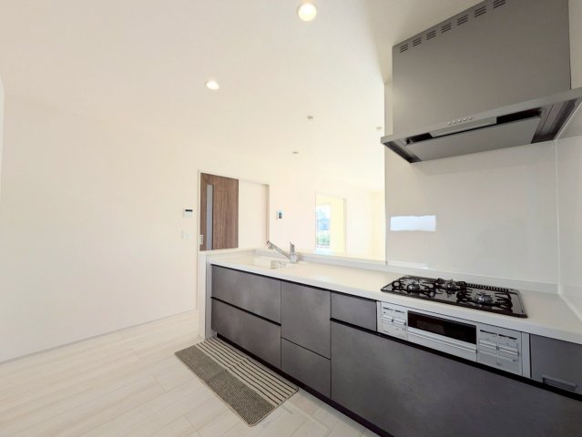 キッチンは対面式なので、リビングの様子を見ながらお料理できます♪