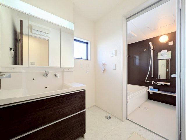 洗面台の三面鏡の裏は収納になっております！