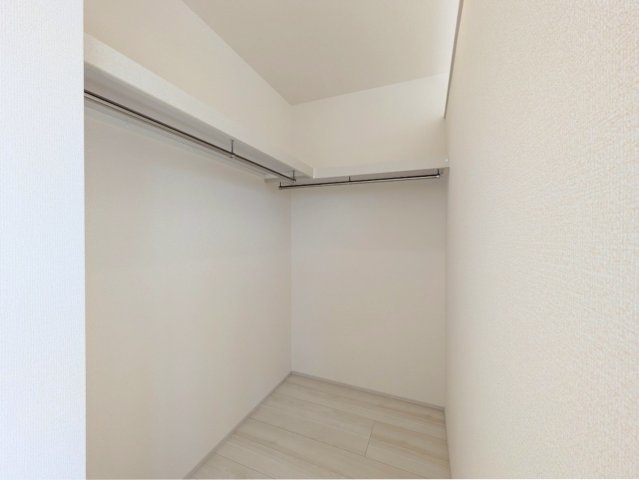 ウォークインクローゼット付き！衣服をスッキリ収納できます♪