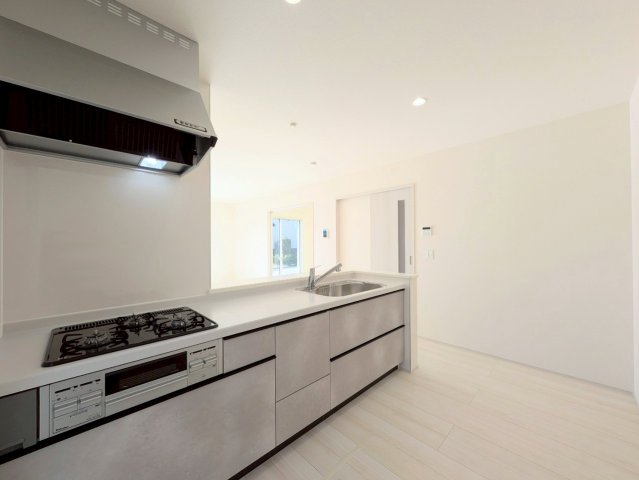 キッチンは対面式なので、リビングの様子を見ながらお料理できます♪