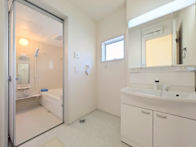 洗面台の三面鏡の裏は収納になっております！