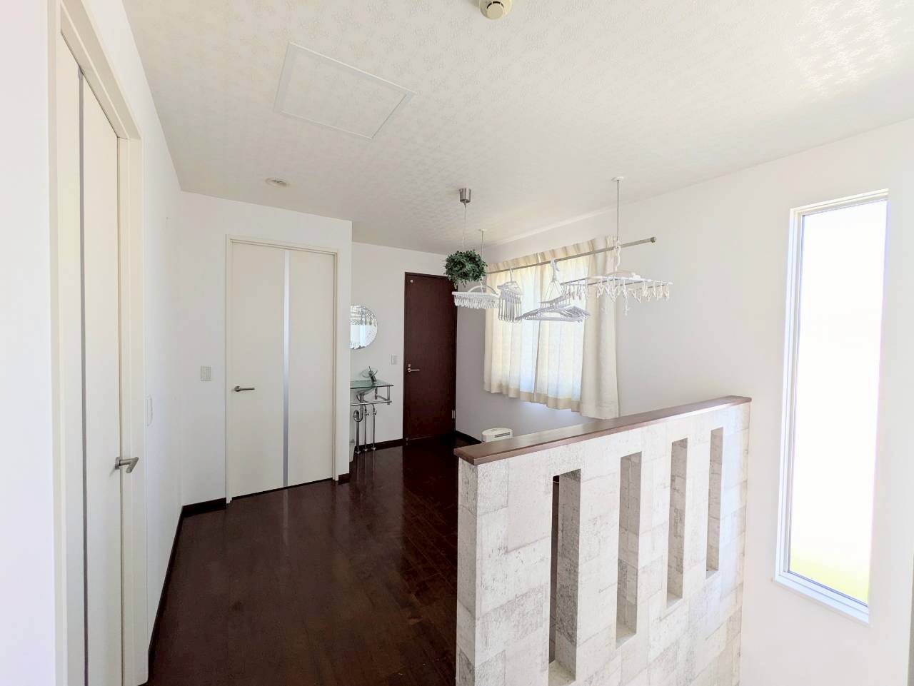 2階廊下は室内干しが出来るスペースがあるので、雨の日のお洗濯にもお役立ち◎