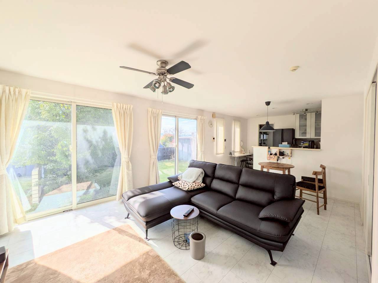 窓が多く明るい雰囲気のリビング!