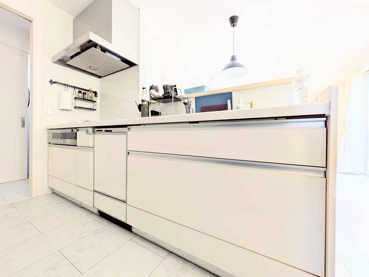 キッチンは対面式なので、リビングの様子を見ながらお料理できます♪