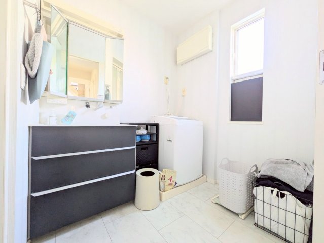 三面鏡の後ろは収納になっております♪