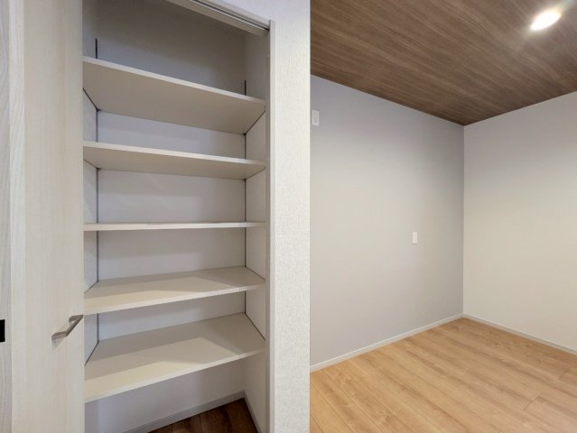 パントリー付きなので日用品や食料品をスッキリ収納できます♪