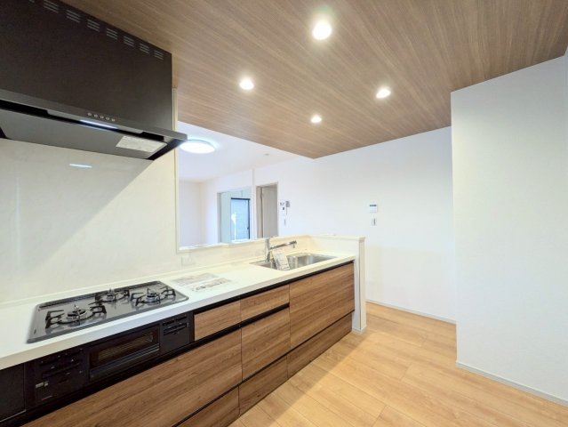 キッチンは対面式なので、リビングの様子を見ながらお料理できます♪