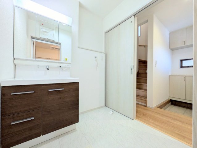 洗面台の三面鏡の裏は収納になっております!