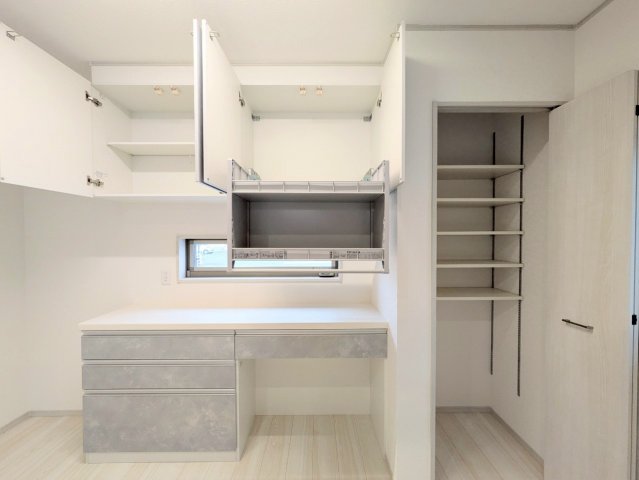 カップボード・パントリー付きなので日用品や食料品をたっぷり収納できます♪