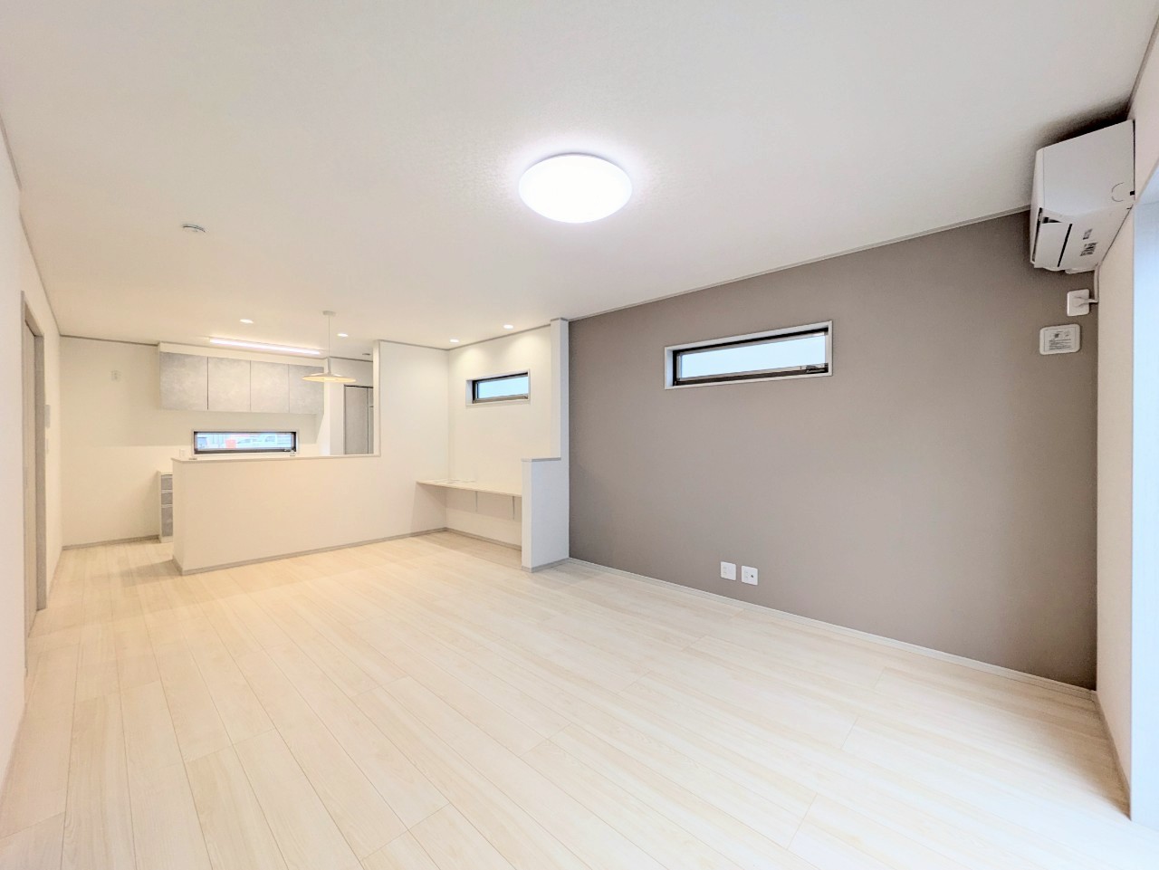 リビングにはカウンター付き！ワークスペースやコレクションスペースとして活用できます！