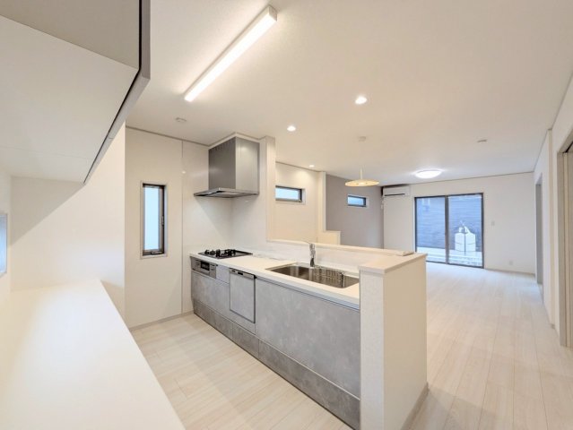 キッチンは対面式なので、リビングの様子を見ながらお料理できます♪