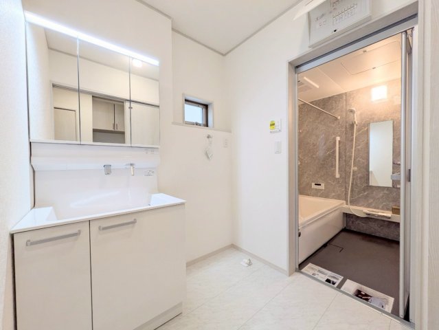 洗面台の三面鏡の裏は収納になっております！