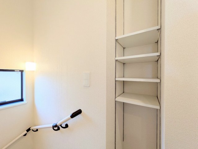 ２階廊下にはちょっとした収納付き♪