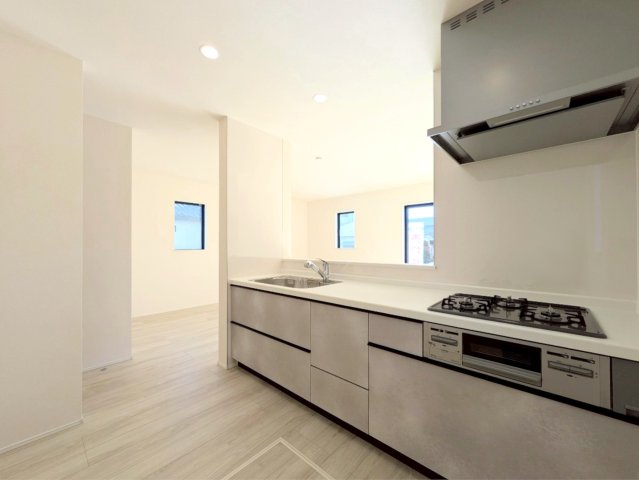 キッチンは対面式なので、リビングの様子を見ながらお料理できます♪