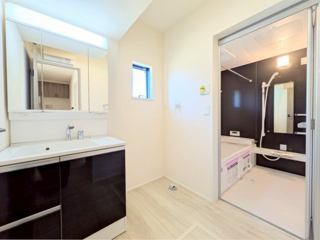 洗面台の三面鏡の裏は収納になっております！