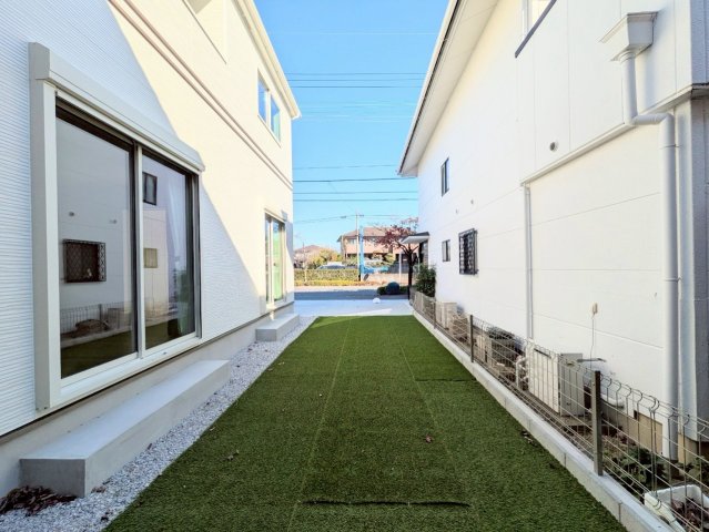 お庭は人工芝が敷かれています♪