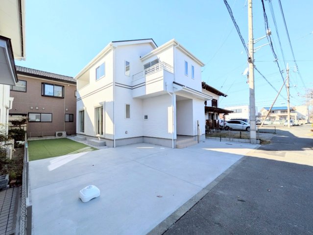 白を基調とした外観！バルコニーは２ヶ所付き♪