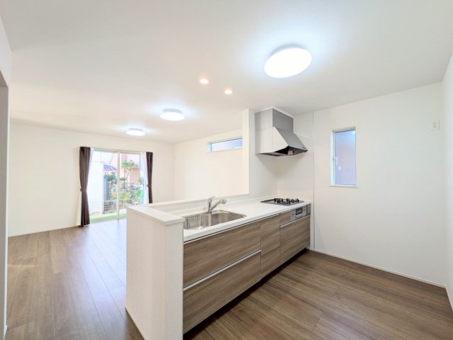 対面式キッチンなのでリビングの様子を見ながらお料理できます♪