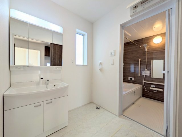 三面鏡の裏は収納になっているので、櫛や歯ブラシなどもスッキリ収納できます！