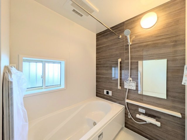 日々の疲れを癒す浴室！浴槽のベンチに座ってリラックス♪