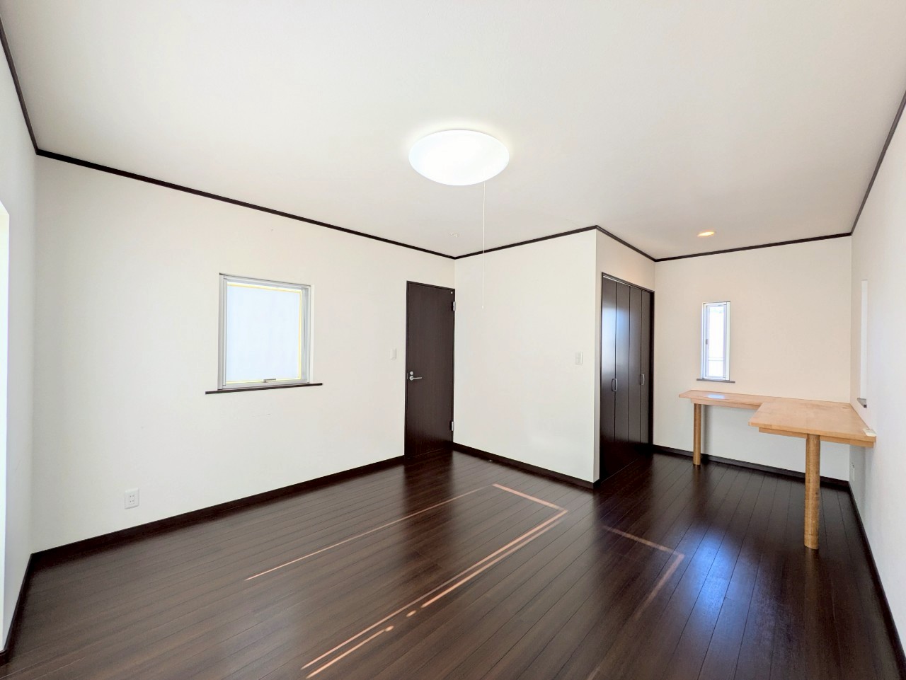 納戸付きの２階洋室！カウンターはワークスペースやコレクションスペースとして使用できます♪