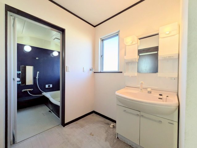 洗面化粧台には収納スペースがあるので、小物もスッキリ片付きます♪