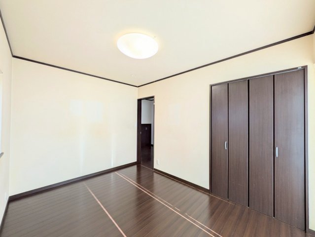 1階西側洋室は掃き出し窓がついております!