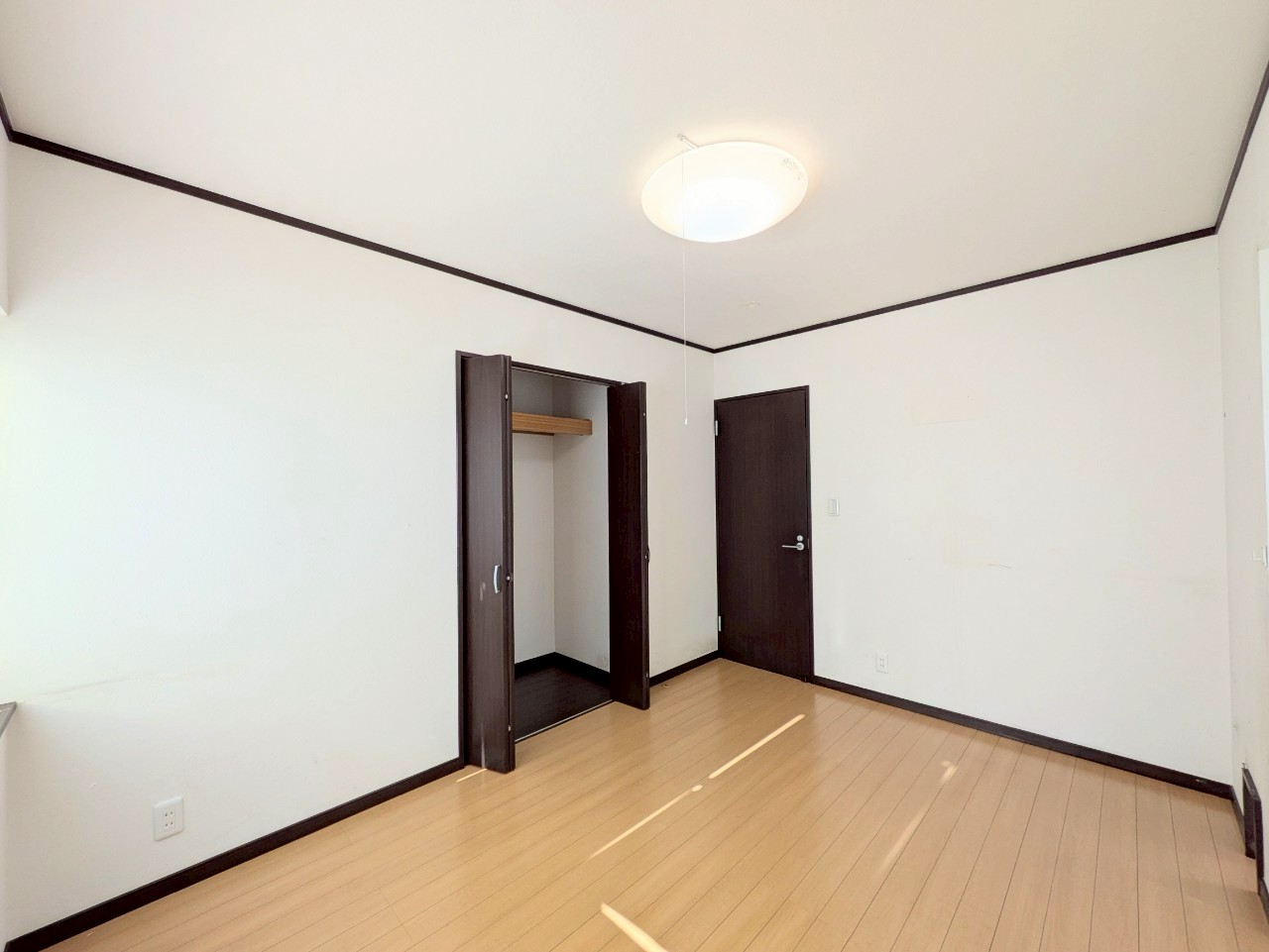 １階東側洋室はペットが出入りできる扉付き！中庭へ出られます♪