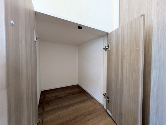 階段下にも収納付き!