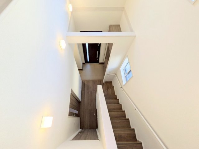 玄関は吹き抜けになっており開放感があります!