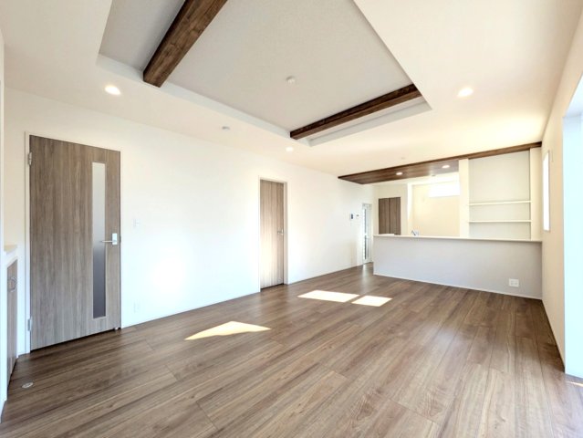 折り上げ天井が特徴的なリビングは約18帖!