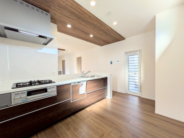 キッチンは対面式なので、リビングの様子を見ながらお料理できます♪