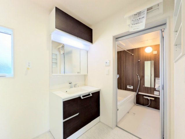 洗面台は吊戸棚付き!