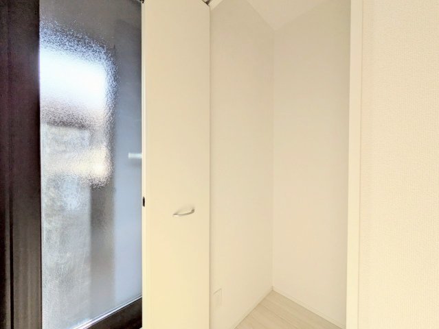 ２階廊下にも収納付き！廊下からもバルコニーへ出られます♪